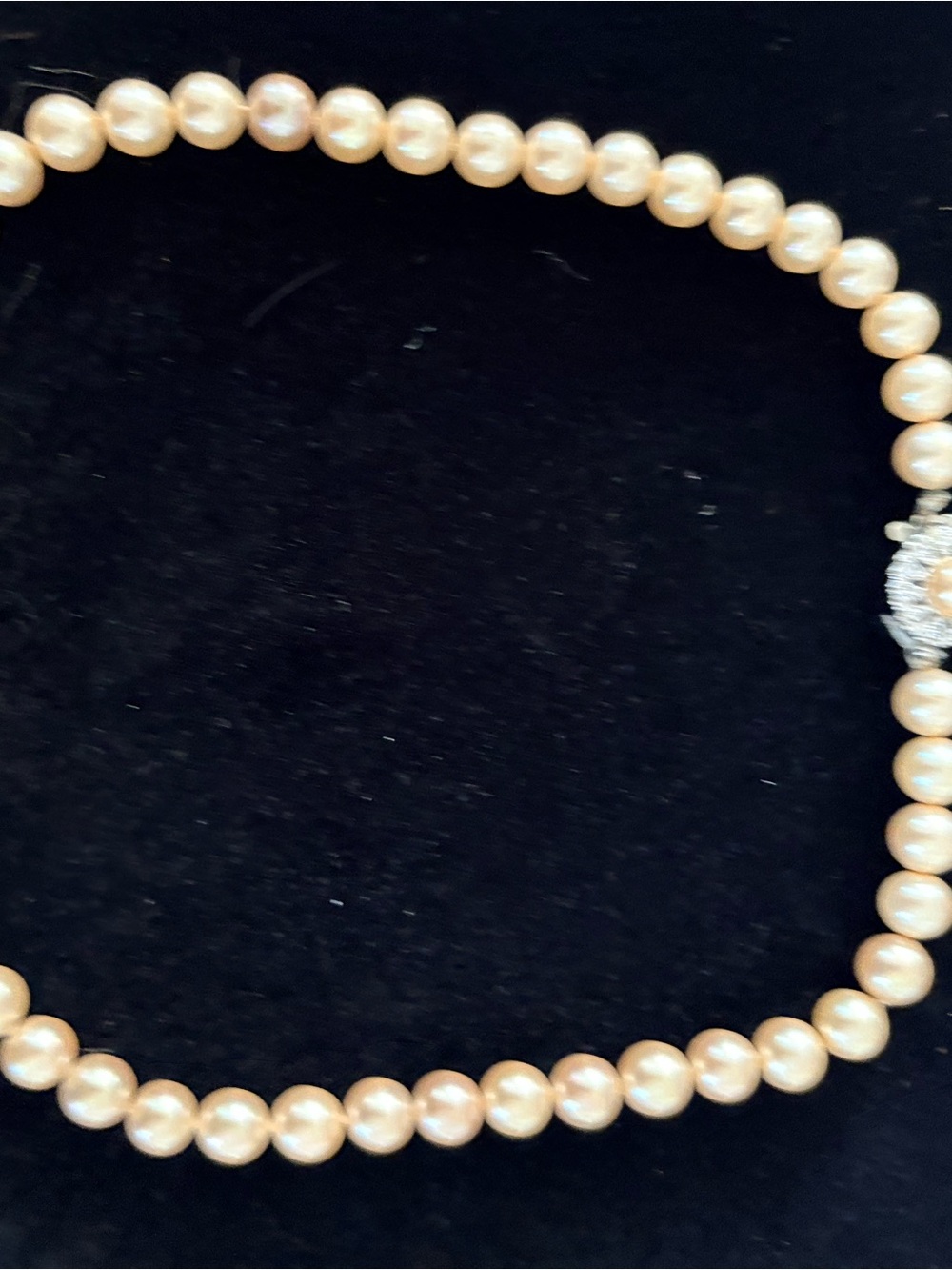 Elegant Pearl Necklace in Cream with Decorative Clasp